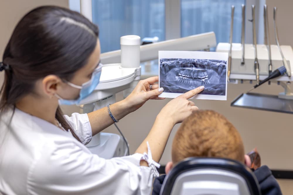 Radiografia digitale 3D utilizzata per pianificare un trattamento canalare indolore in Albania