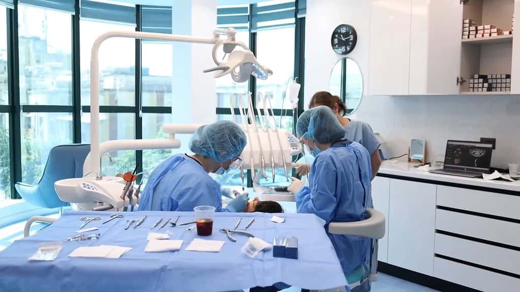 Scopri i reali benefici del turismo dentale all’estero per risparmiare: costi ridotti fino al 60% e cure di qualità internazionale.