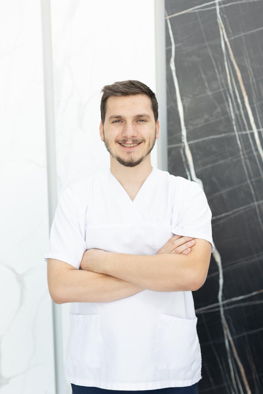 Dr. Arbi Tarja – Implantolog dhe Kirurg Oral