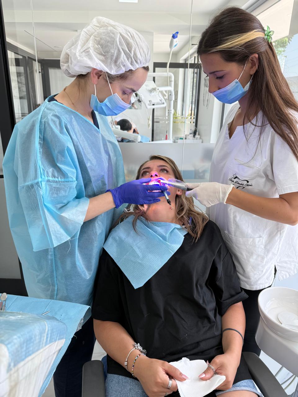 Mjekë specialistë duke trajtuar paciente në klinikë dentare në Durrës – Tarja Dental