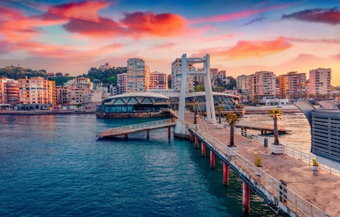 Shumë pacientë ndërkombëtarë habiten kur shohin se në Shqipëri një implant kushton mesatarisht 400–700 euro, ndërsa në Itali ose Gjermani shkon nga 1,500 deri në 3,000 euro. 