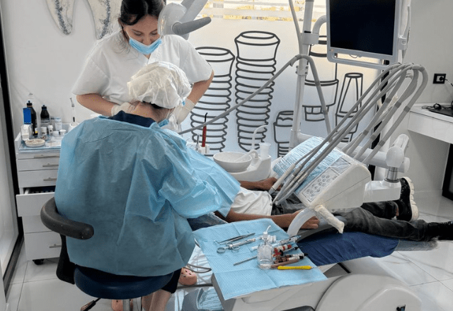 In Albania, grazie a laboratori interni e personale dedicato, la maggior parte dei lavori (corone, faccette, impianti) viene completata in 3–5 giorni lavorativi. Questo rende l’Albania la destinazione ideale per i pazienti che desiderano risultati immediati durante una breve vacanza.