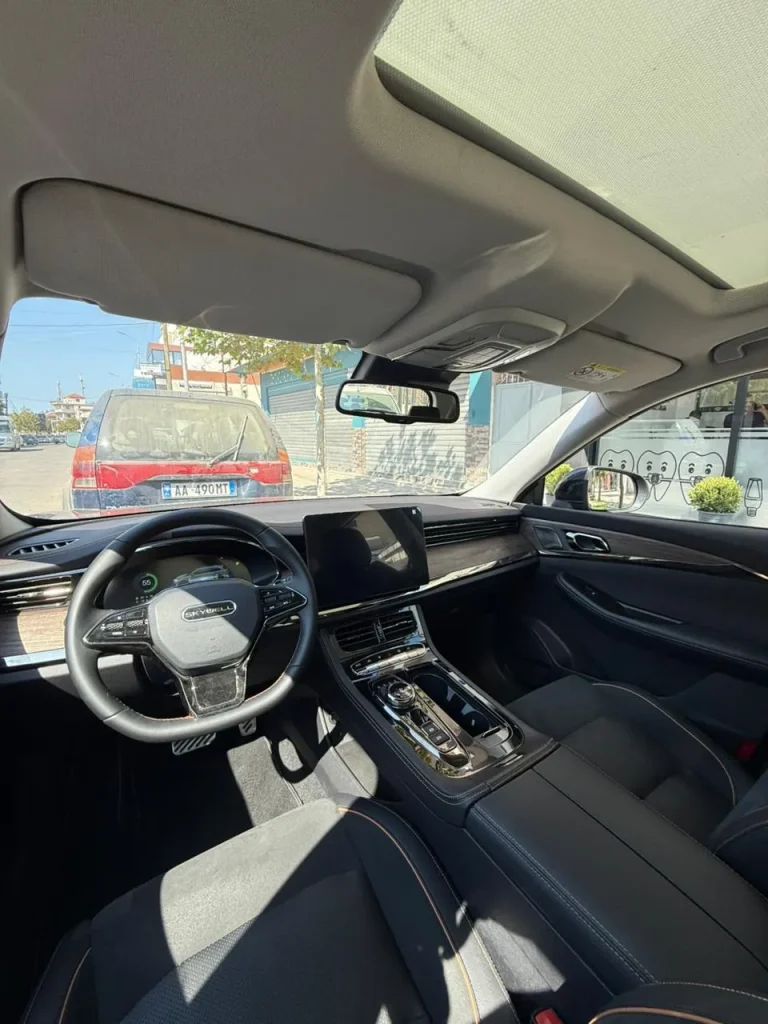 Découvrez le transport des patients en voiture électrique Skywell 2025 de Tarja Dental, pour un séjour dentaire plus confortable et organisé en Albanie.