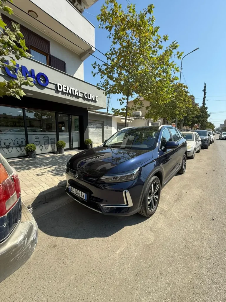Transporti me makinë elektrike Skywell 2025 për pacientët e Tarja Dental në Durrës. Më shumë rehati dhe organizim gjatë trajtimit dentar.